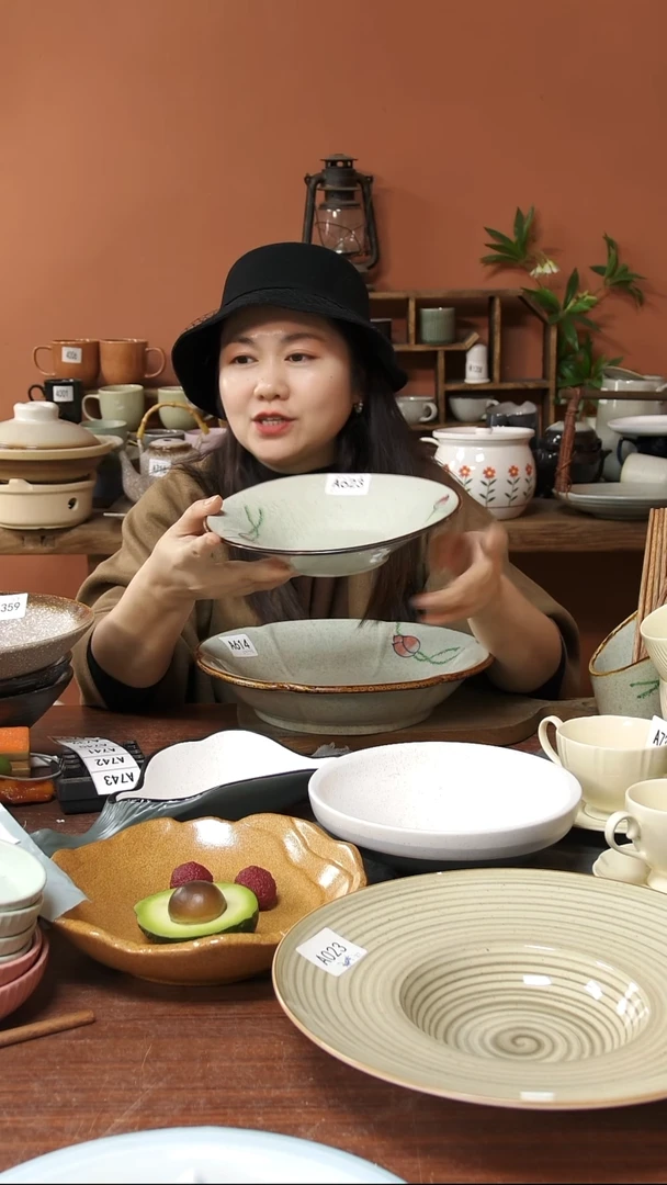 陶瓷A623 手绘荷花黑点斗笠碗一个微瑕22.5*4