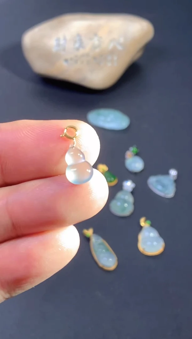 颈饰18K金镶嵌翡翠