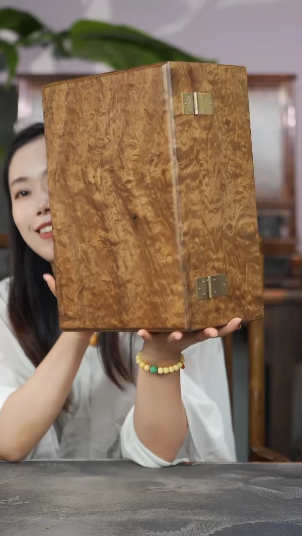 金丝楠龙胆纹精工一木一器收纳箱