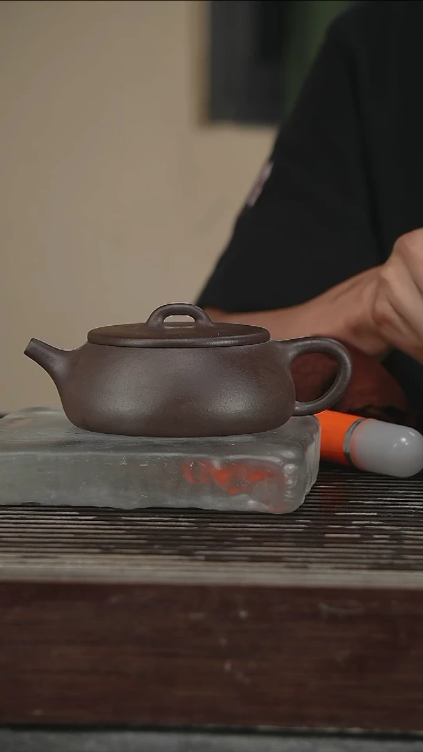 茶壶紫砂范菊英，带证260CC84号