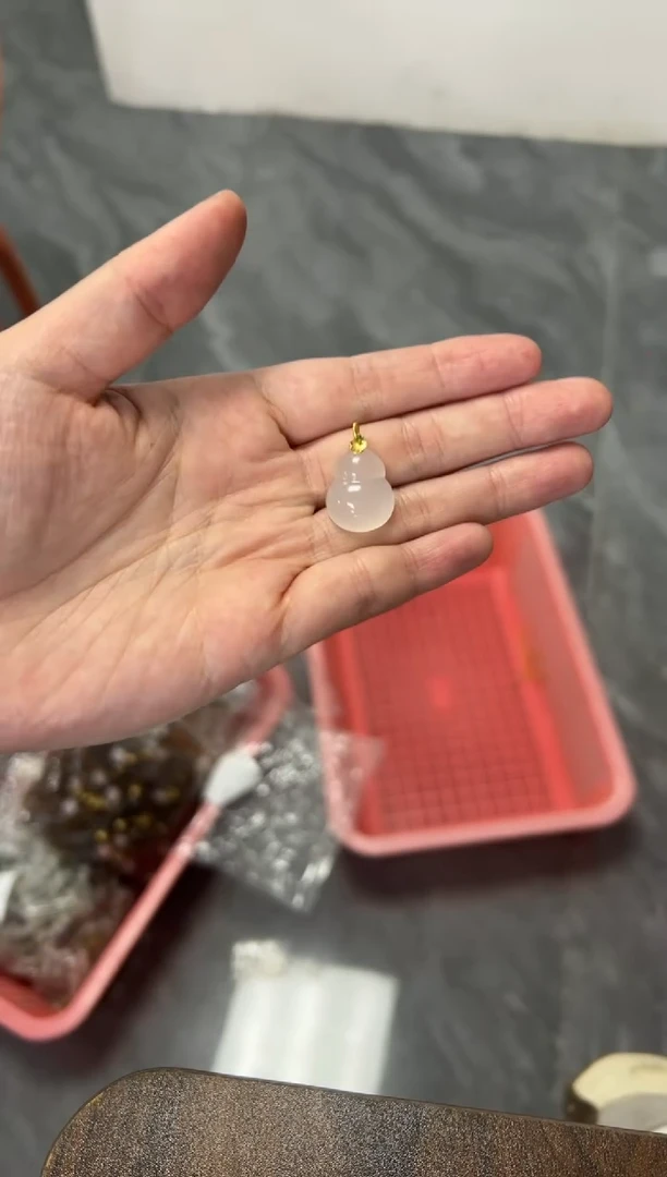 项链18K金镶嵌和田玉18K金和田玉葫芦吊坠[多样发其一]