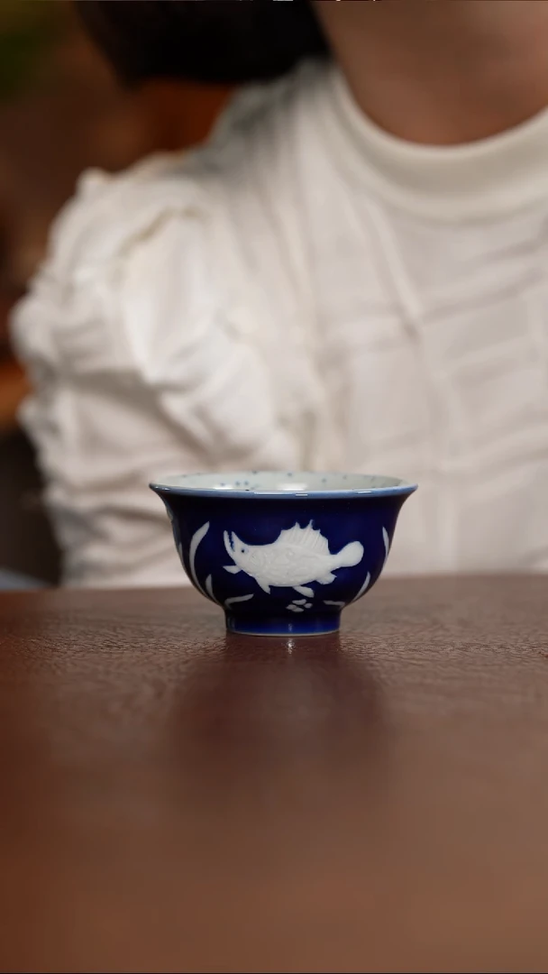 霁蓝鱼藻纹压手杯