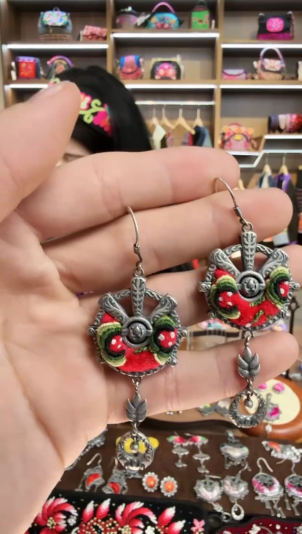 【闪购商品】织绣151蒙阿苏苗绣传承