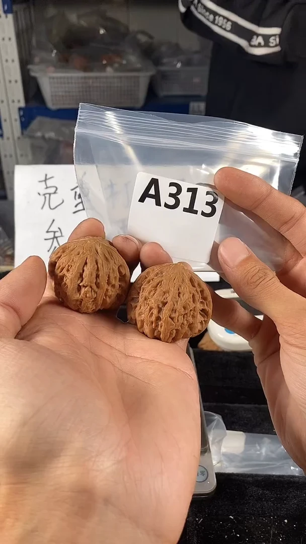 吊坠文玩核桃42铁锤有一点点黄