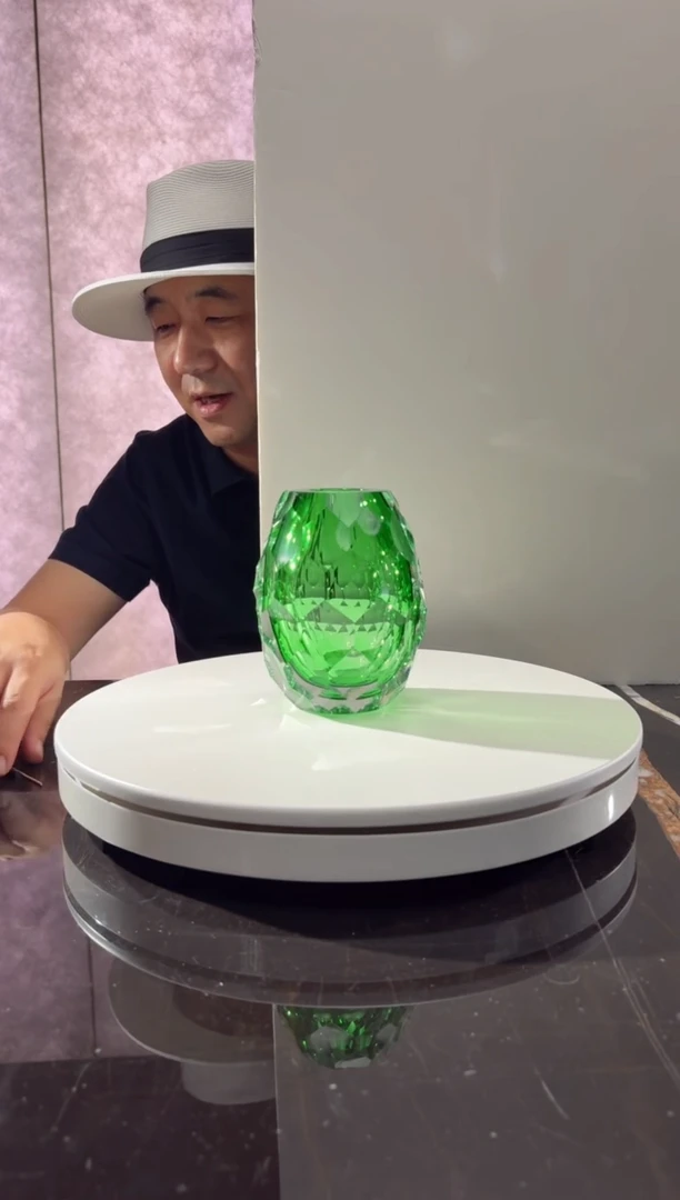 摆件绿色凹面小花瓶