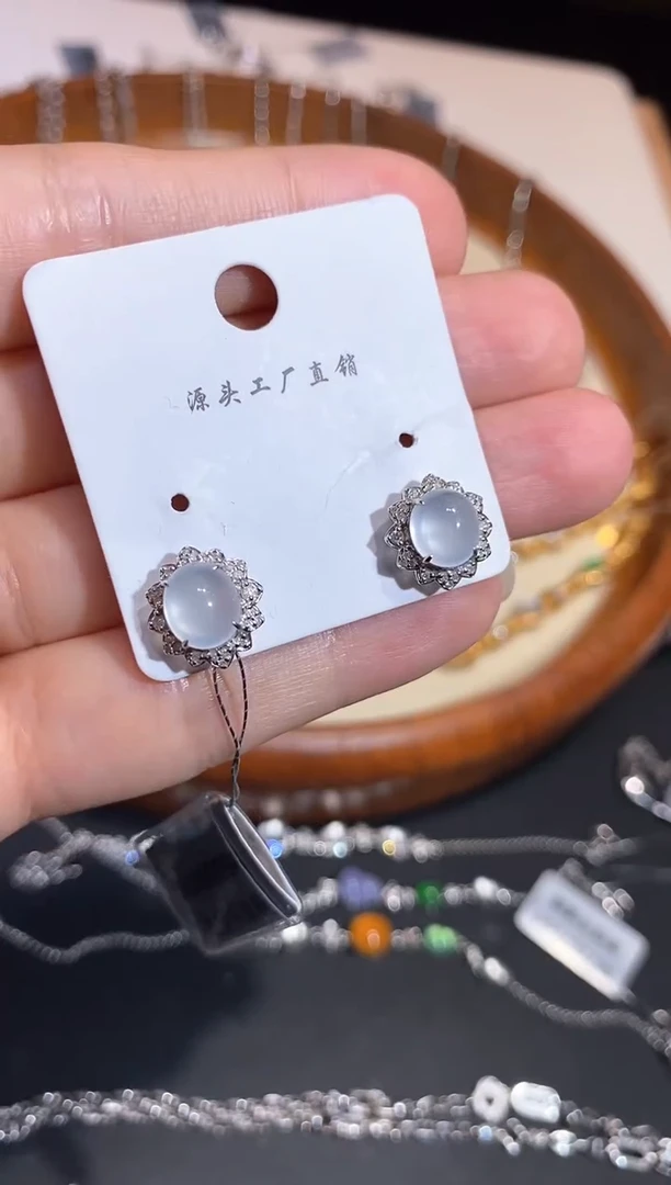 颈饰18K金镶嵌翡翠耳钉