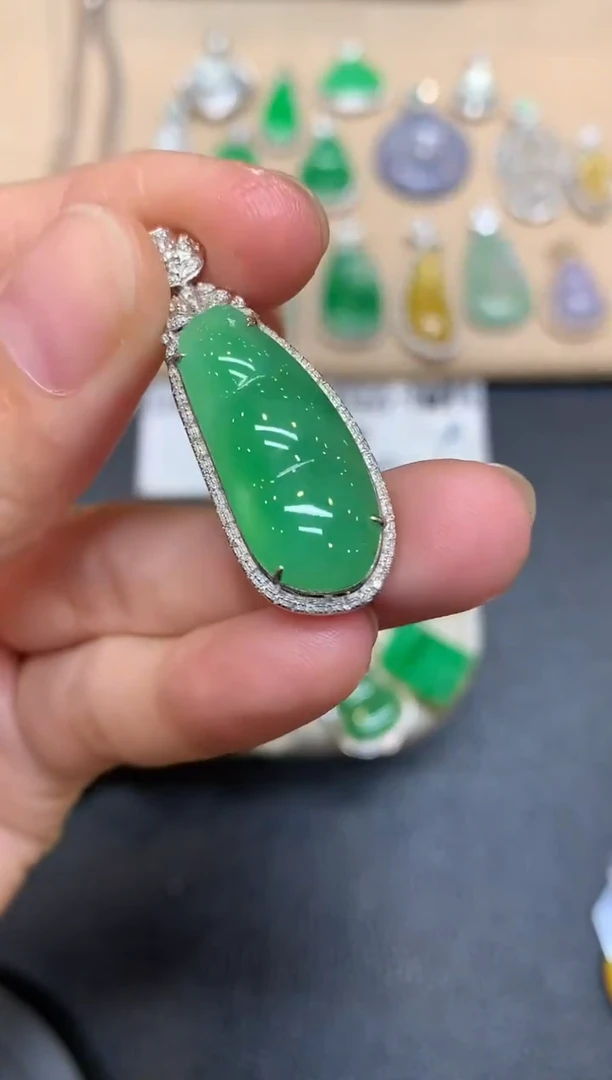 颈饰18K金镶嵌翡翠福豆【无服务费