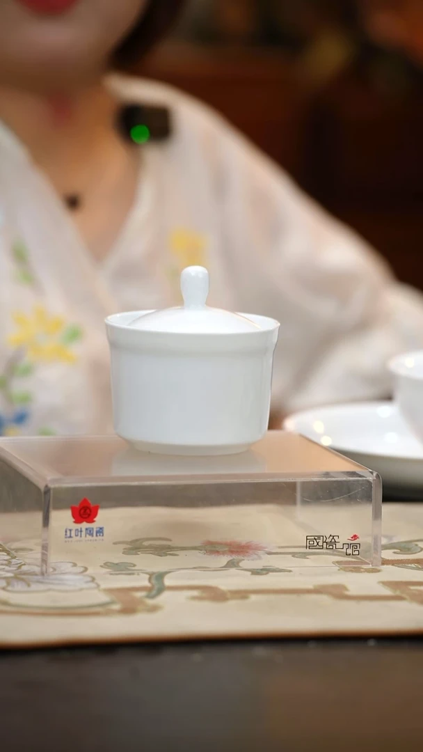 1个微瑕白胎高炖盅(带盖)(无底款)