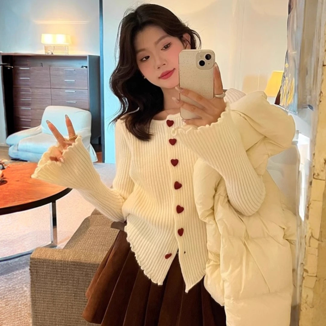 设计感爱心扣毛衣开衫女秋冬开衫气质温柔宽松不规则长袖针织上衣