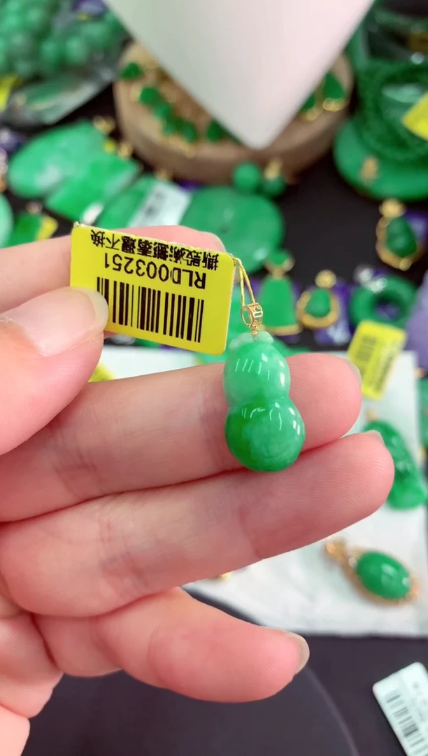 颈饰18K金镶嵌翡翠挂件