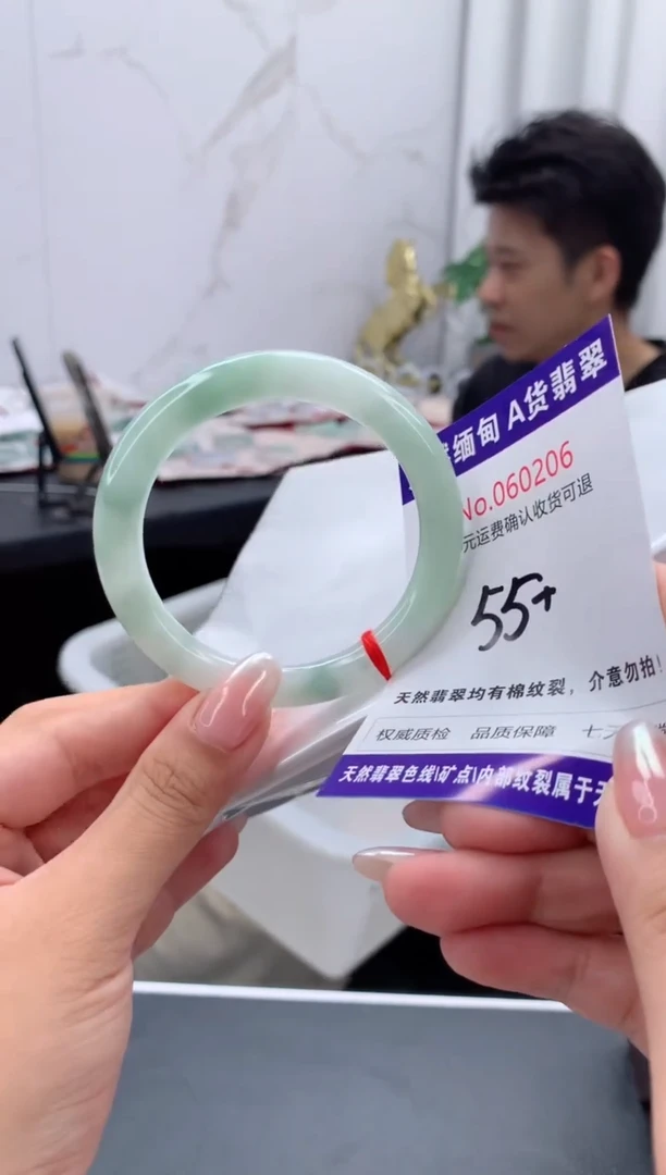 翡翠手镯未镶嵌有纹，完美者勿拍