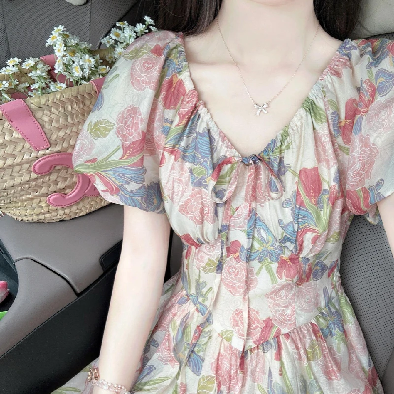 茶歇法式绝泡泡袖美连衣裙女夏季2025新款海边碎花裙收腰气质长裙