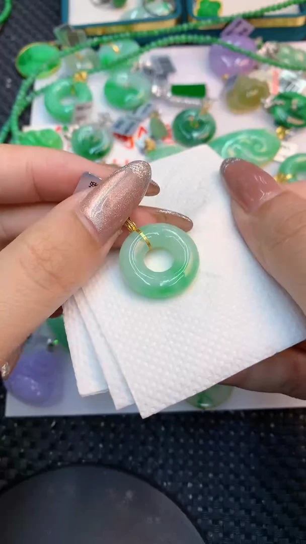 颈饰18K金镶嵌翡翠1