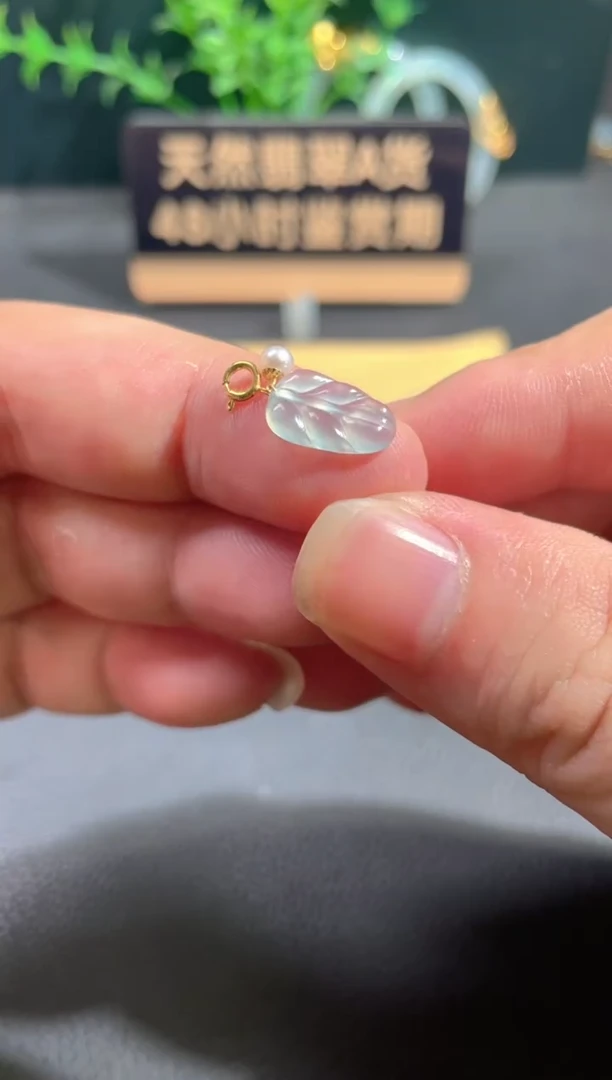 翡翠18K金镶嵌颈饰翡翠