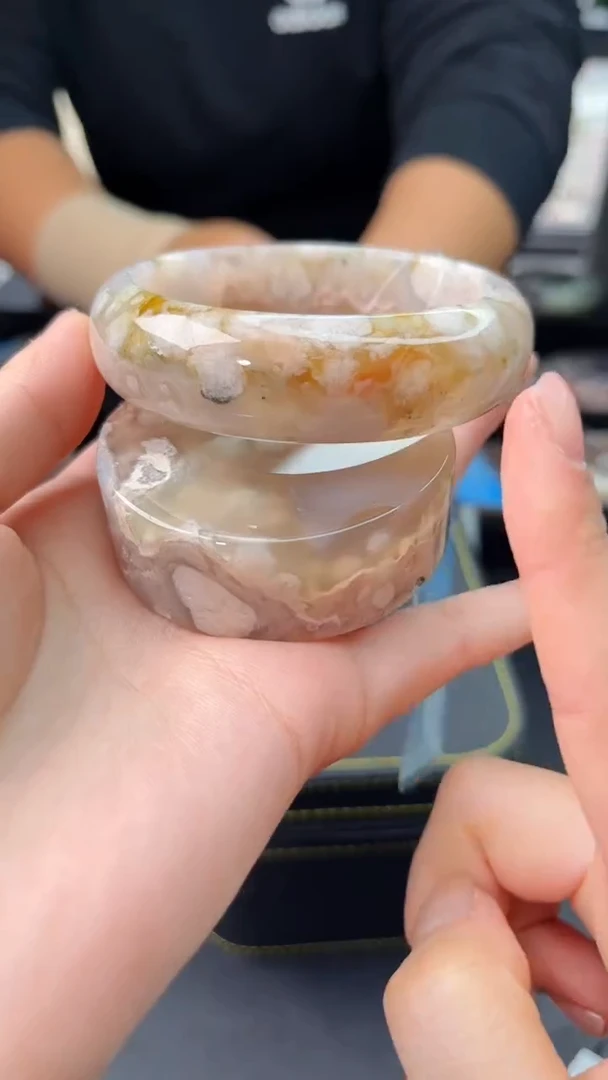 【闪购商品】石英质玉手镯未镶嵌赠送镯心（圈口57