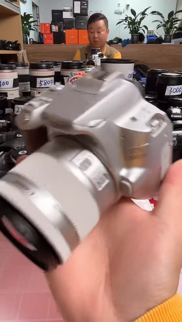 99新200D二代银色+18-55镜头