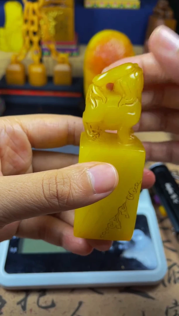 寿山石印石鸡油黄 貔貅钮章