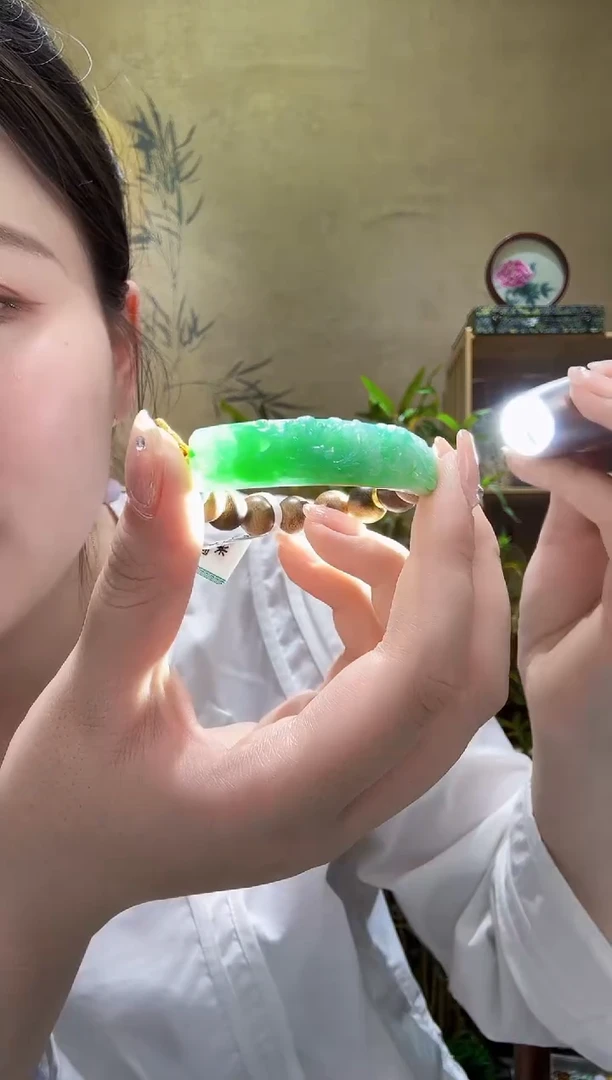 翡翠未镶嵌颈饰手牌