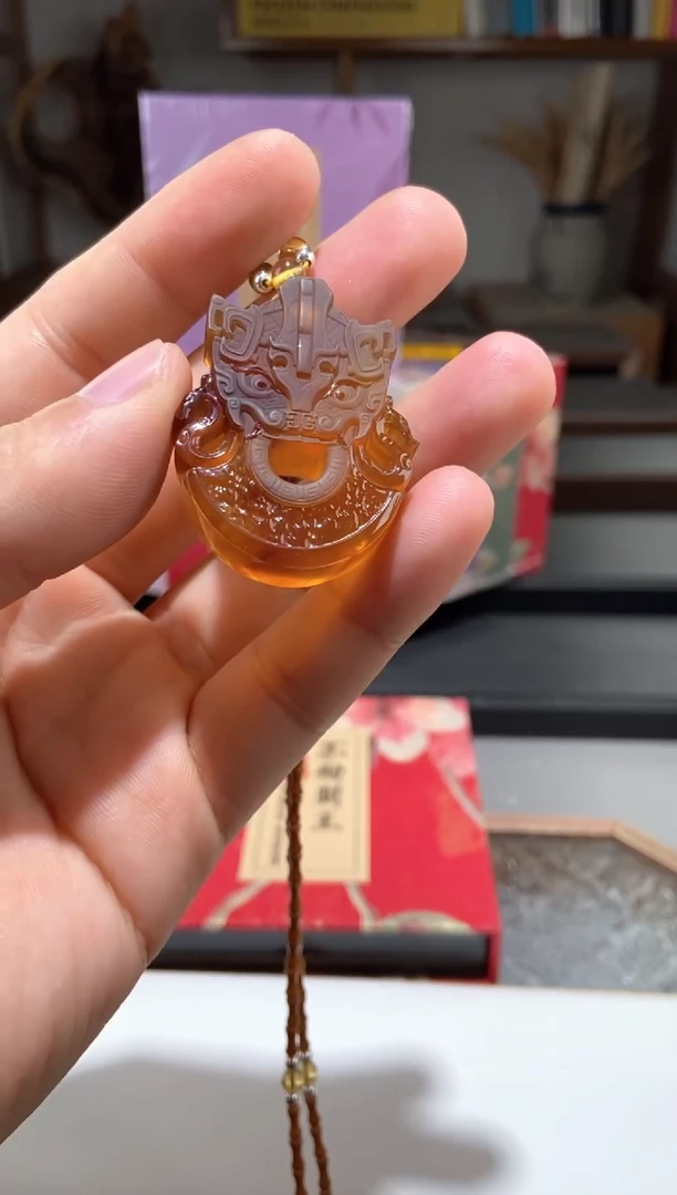 琥珀颈饰未镶嵌金棕红仿古饕餮吊坠