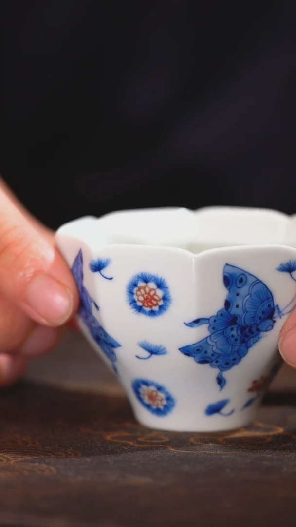 【初谨】青花釉里红花卉蝴蝶花口杯
