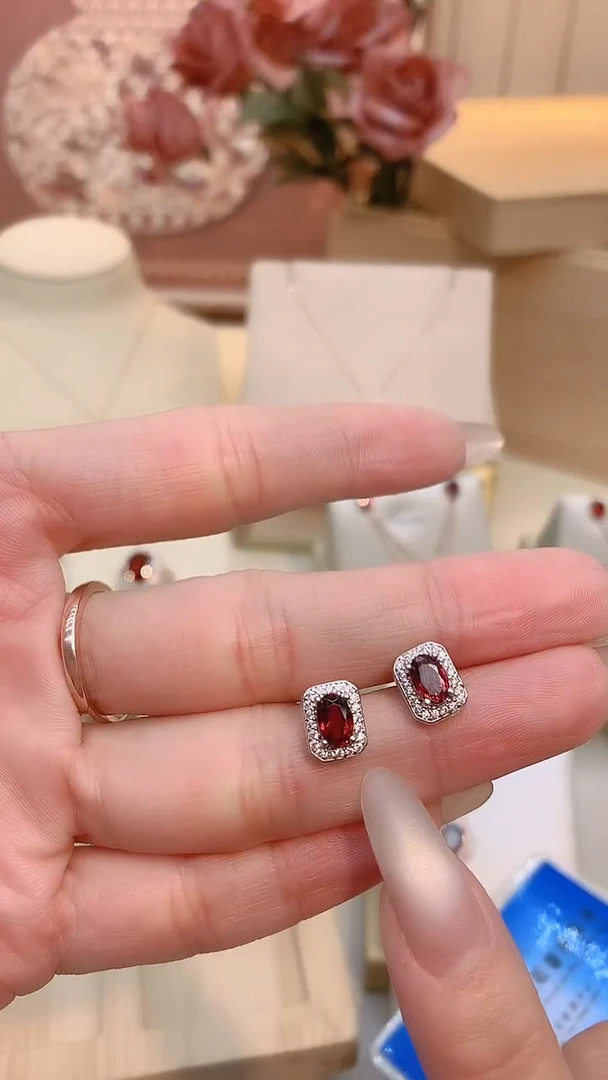 银S925镶嵌耳饰石榴石耳钉