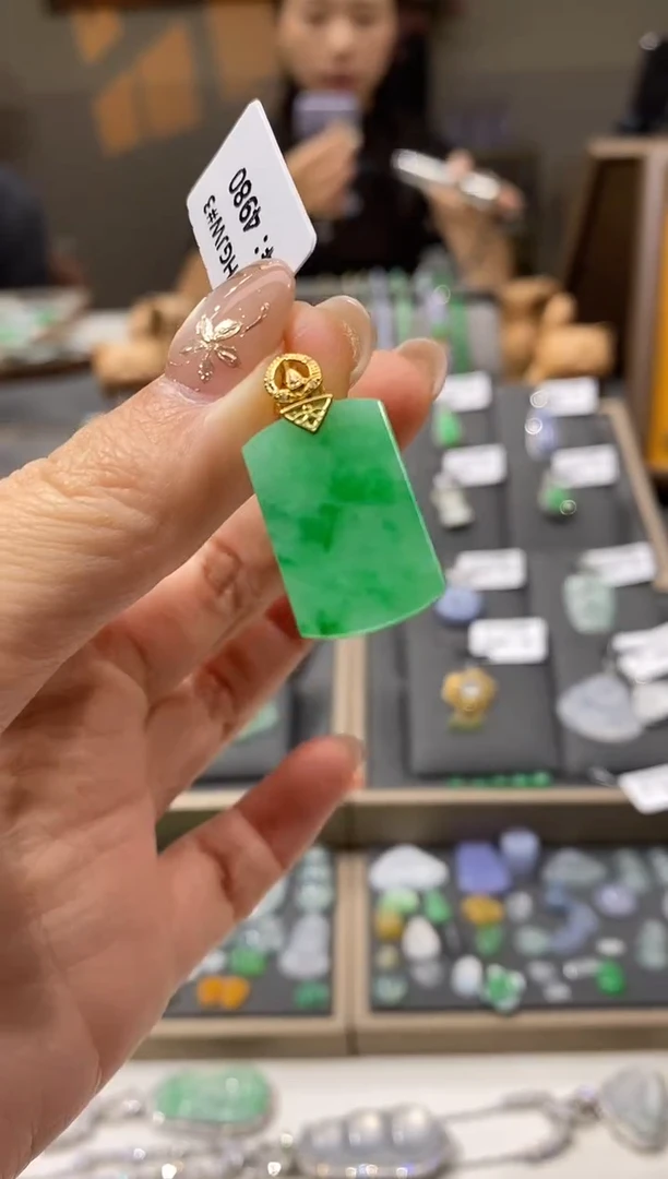 颈饰18K金镶嵌翡翠无事牌1