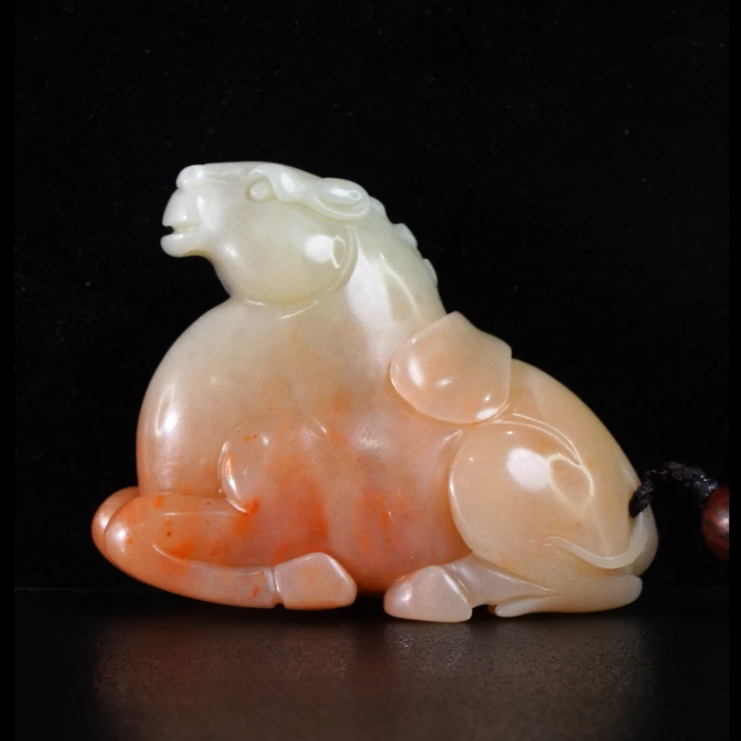 7寿山石水洞桃花一马当先手把件134.9克6.5x3.1x5.4cm