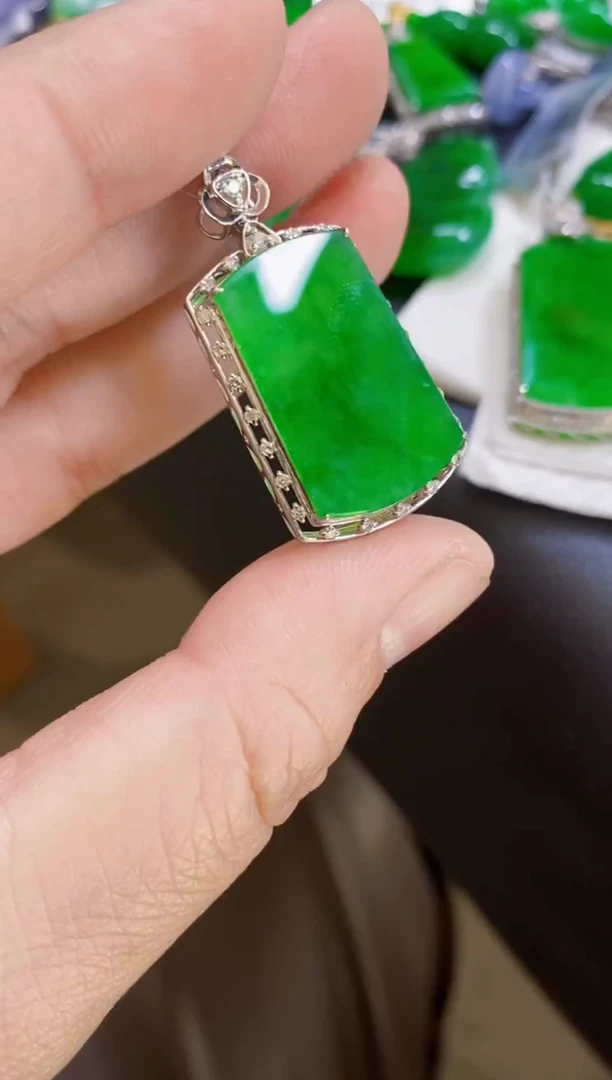 颈饰18K金镶嵌翡翠无事牌