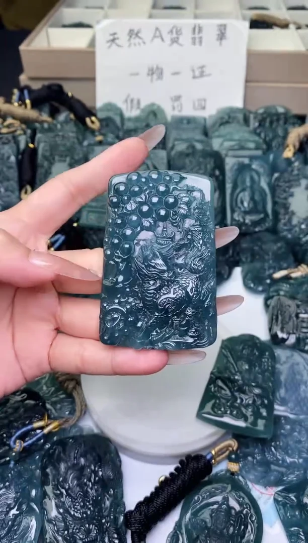 颈饰未镶嵌翡翠