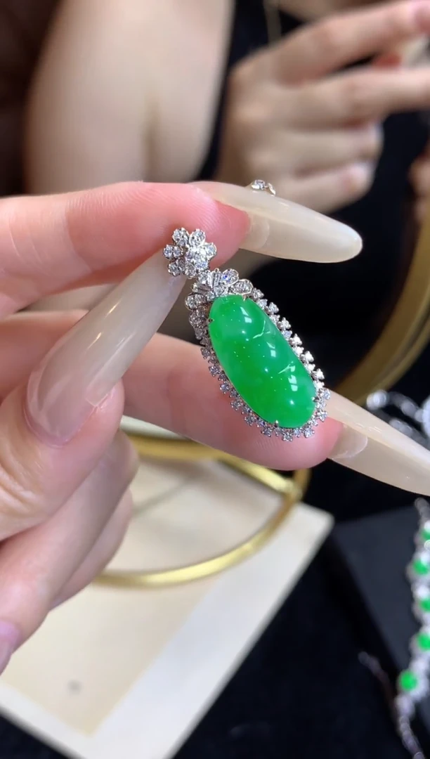 颈饰18K金镶嵌翡翠翡翠豆子