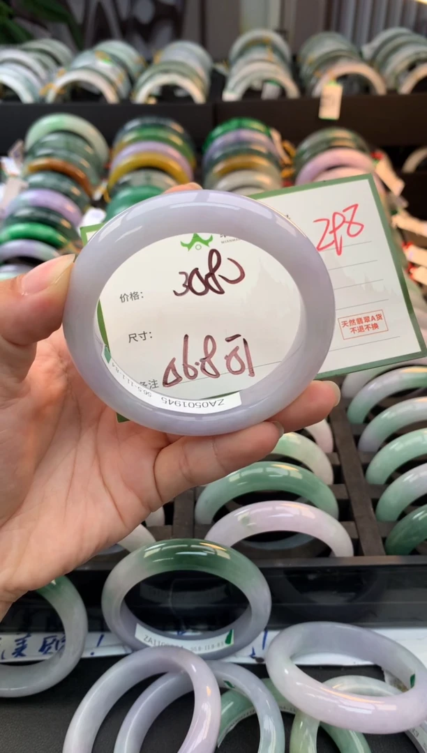 未镶嵌定制翡翠L**y毛货需精细抛光+多人
