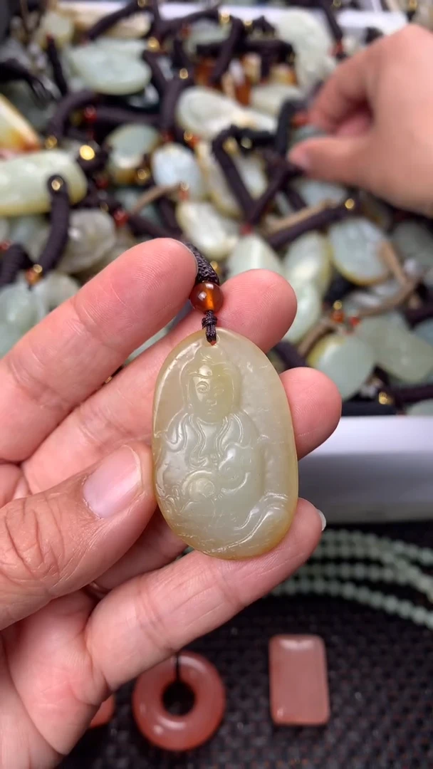【闪购商品】和田玉颈饰未镶嵌多样性发货没有证书.拍一发一，有瑕