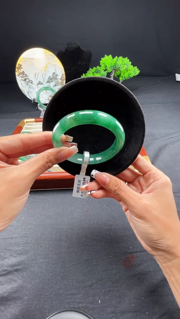 未镶嵌手镯石英质玉（非洲翠）手镯