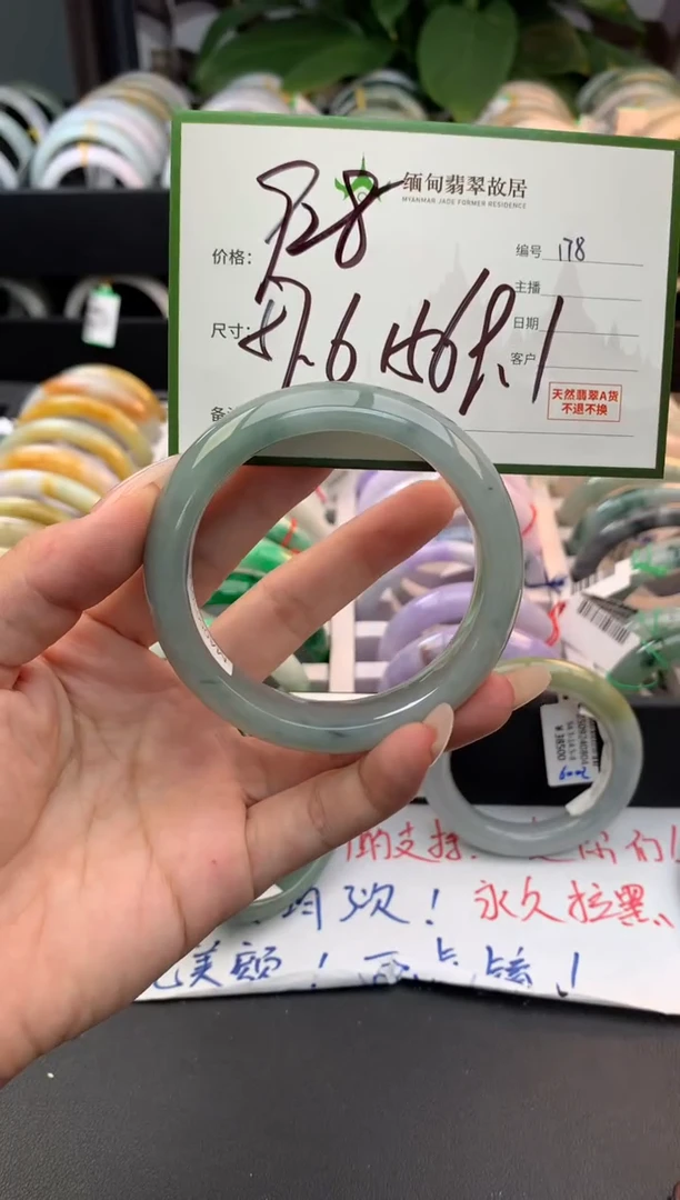 未镶嵌定制翡翠毛货需精细抛光+多人