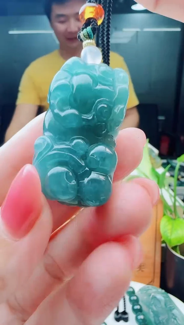 翡翠未镶嵌颈饰多样性发货其中一件