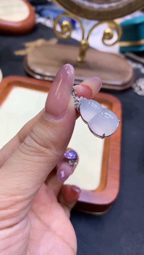 18K金镶嵌挂件翡翠葫芦