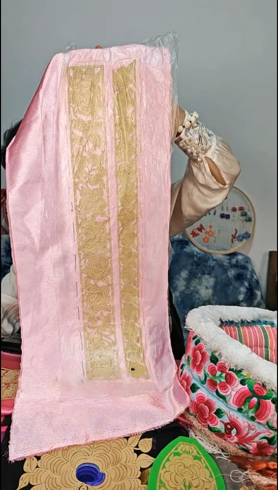 浅粉底包头花样已贴好