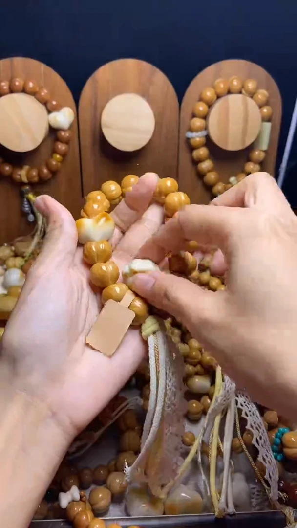 手串猴头核桃小***喵微瑕聚宝盆奶油风爱心猫爪三通手持