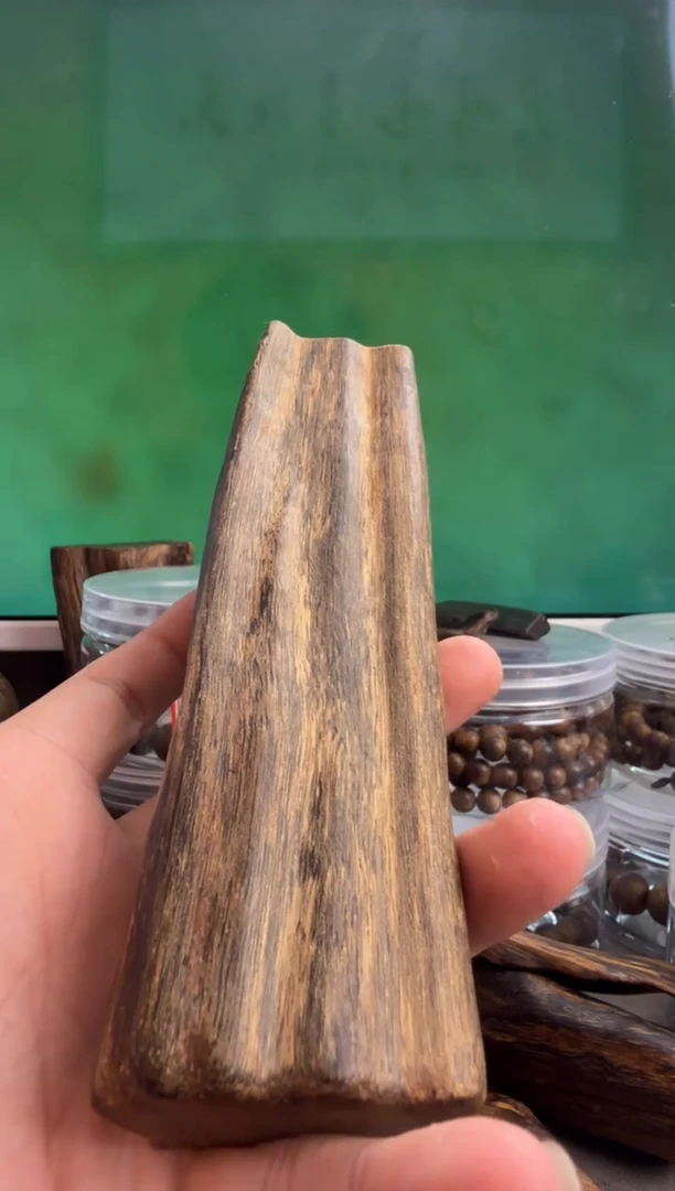 沉香手把件伽罗多样性发一