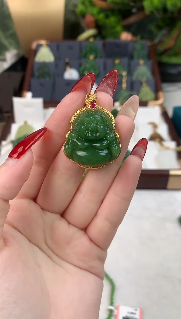 颈饰18K金镶嵌和田玉吊坠