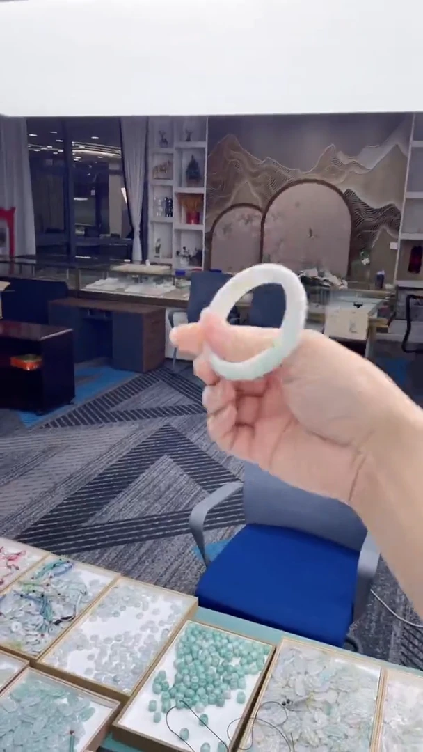 翡翠手镯未镶嵌随**的多样性发其一