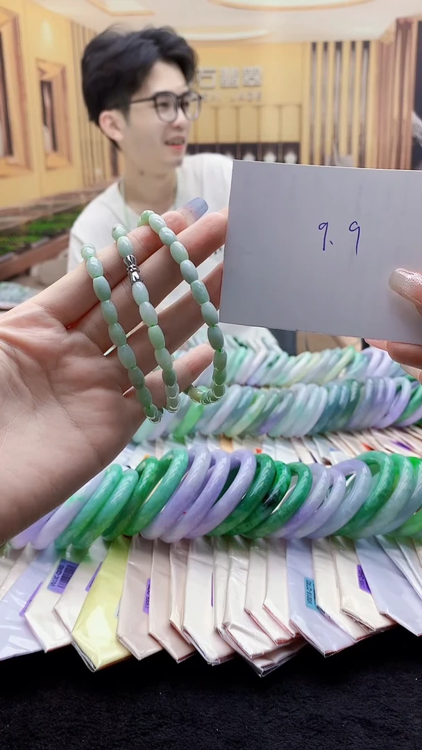 翡翠未镶嵌颈饰多样性发其一