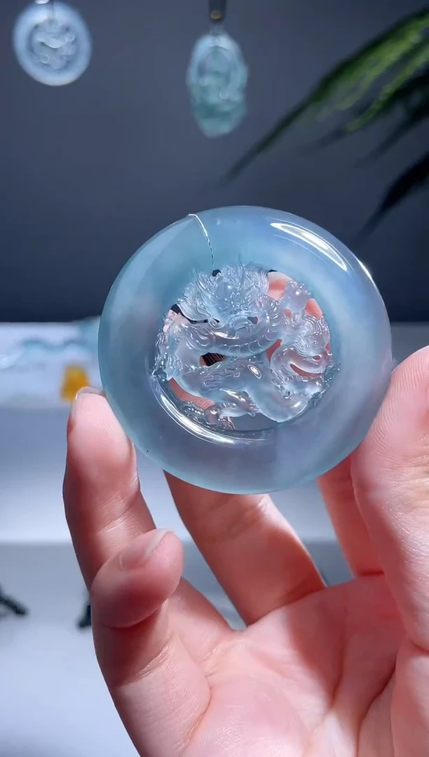 翡翠未镶嵌颈饰龙牌