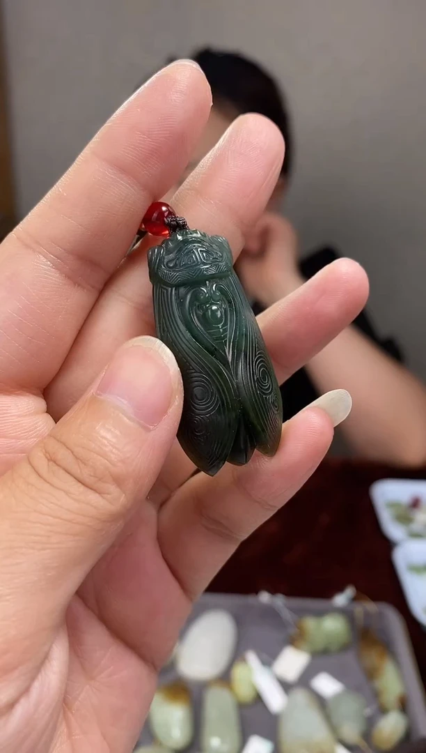 和田玉未镶嵌颈饰蝉