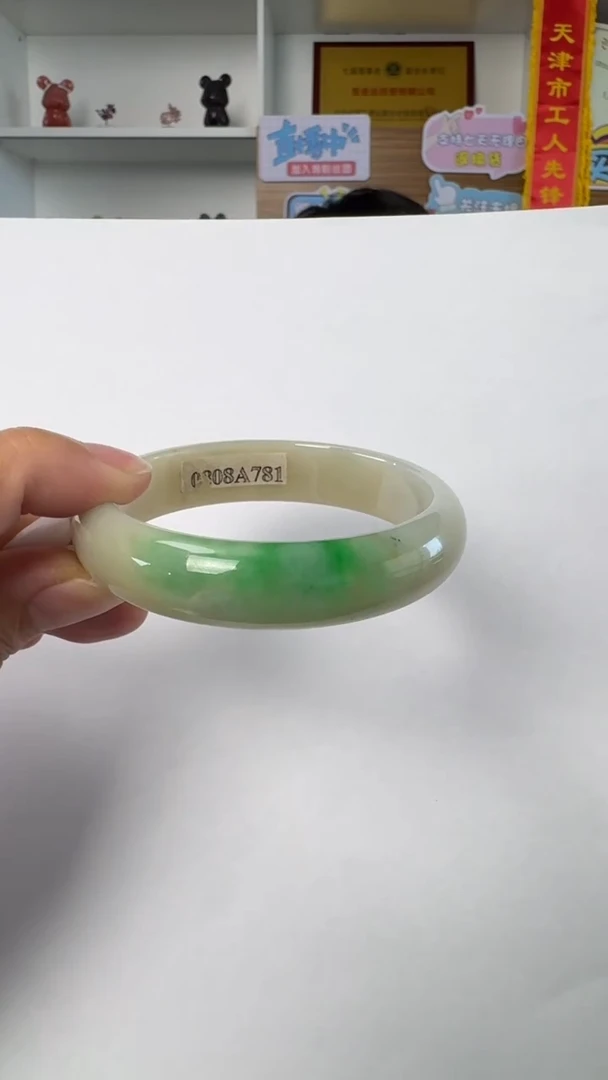 翡翠手镯未镶嵌翡翠手镯