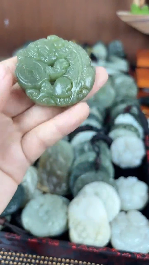 和田玉未镶嵌颈饰1