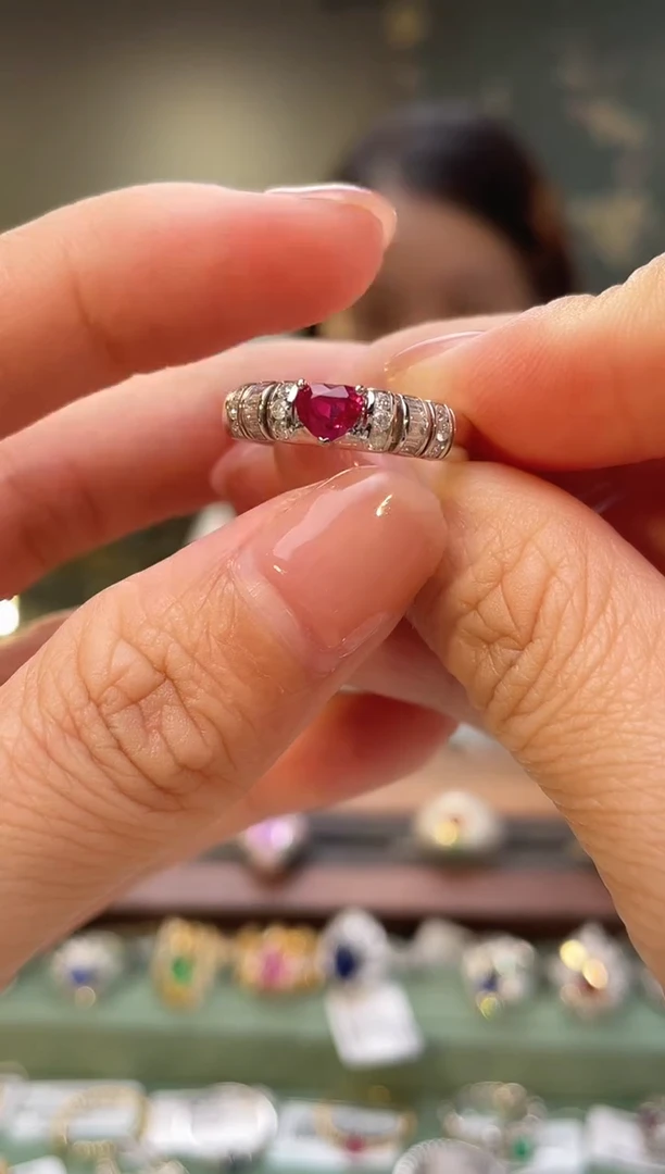 18K金镶嵌戒指红宝石缅甸鸽血红主石：0.60ct