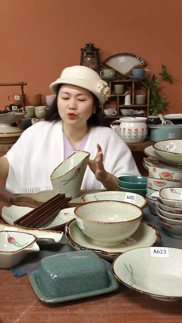 陶瓷A676 一只手绘荷花黑点高低筒子可能微瑕