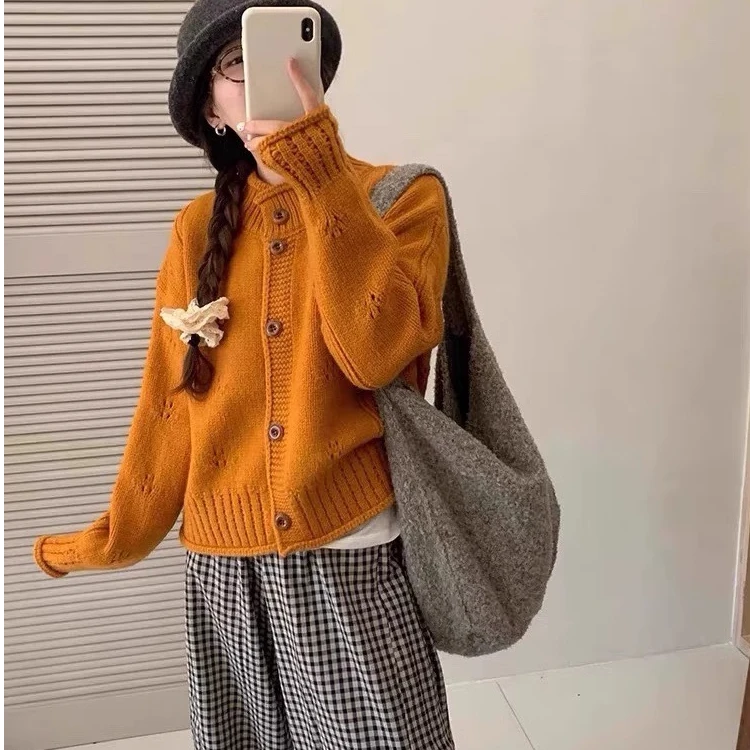 新款卷边圆领勾花毛衣外套女秋季宽松纯色高级感慵懒风针织开衫