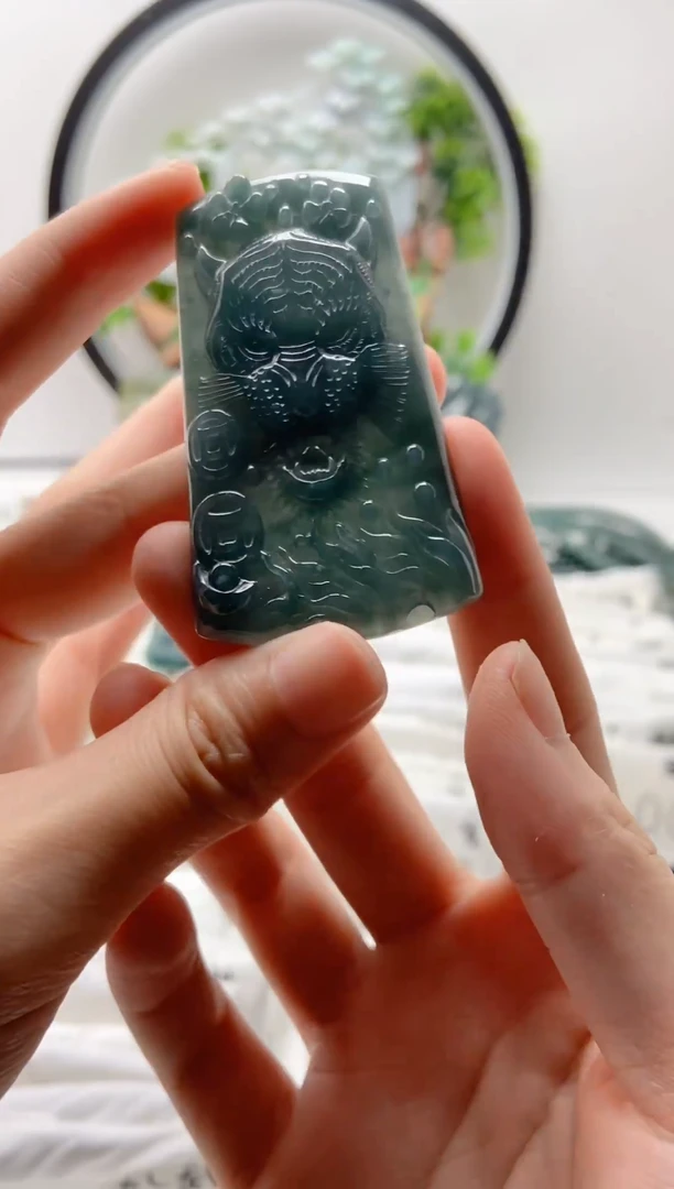 翡翠未镶嵌颈饰虎牌